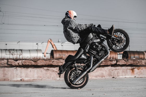 Motorrad-Stunt-Fahrer Maciej DOP Bielicki in Aktion